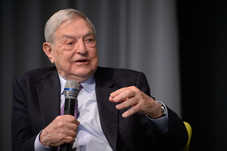 El fundador de fondos de cobertura George Soros, que ahora tiene 93 años, invirtió 32,000 millones de dólares de su fortuna en Open Society Foundations. (Forbes)