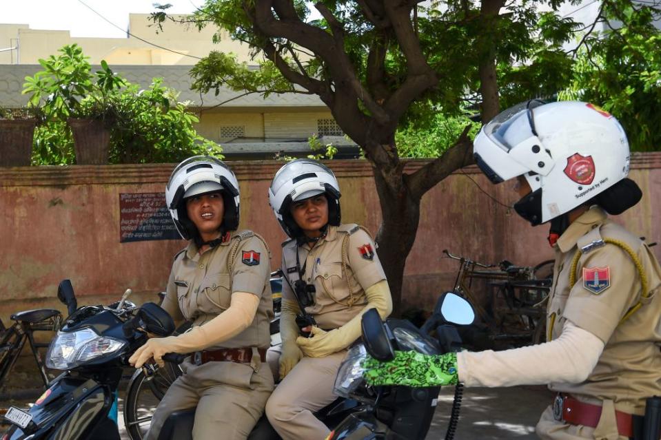 Die Polizistinnen patrouillieren auf Motorrollern. (Bild: Getty Images)