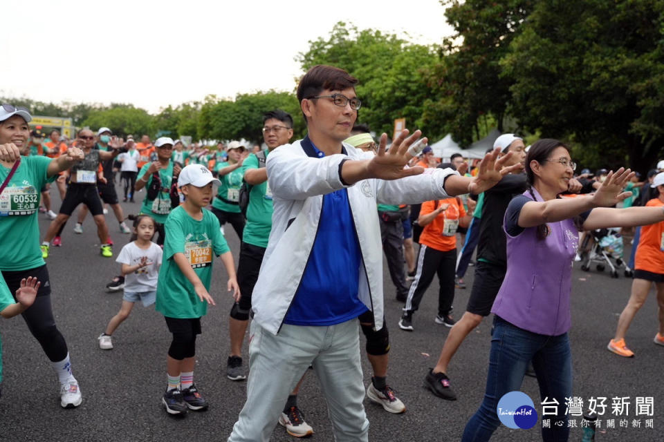 桃園市政府體育局長許彥輝與市議員陳治文與跑者們一起熱身。