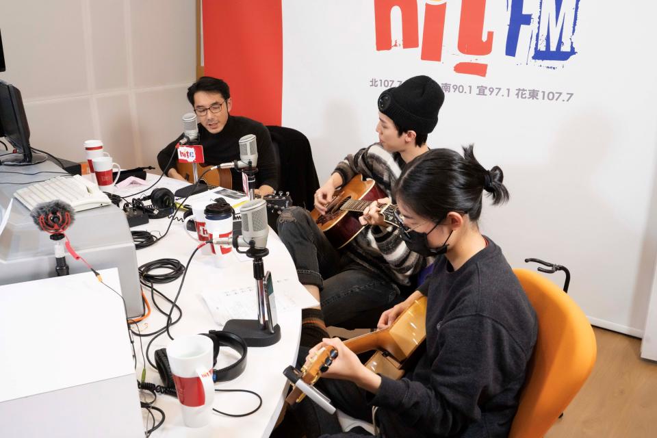 ▲李李仁 (左起)、李晉瑋跟荳荳三人一起在節目上演奏吉他。