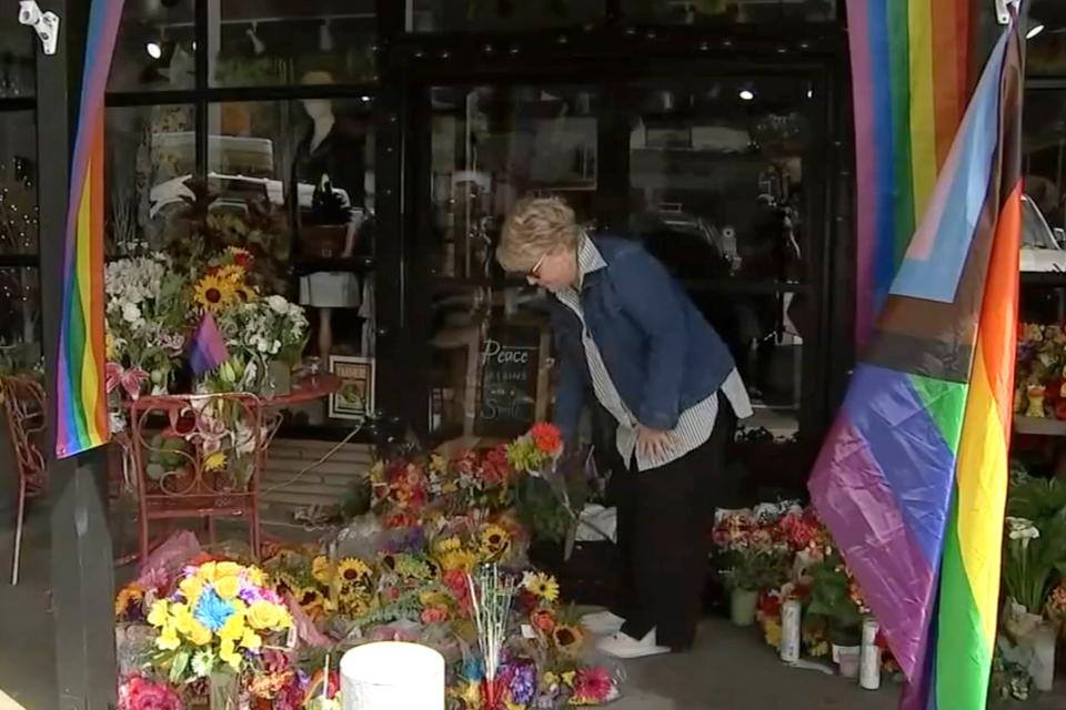 A makeshift memorial set up outside of Lauri Carleton’s store in Cedar Glen (KABC)