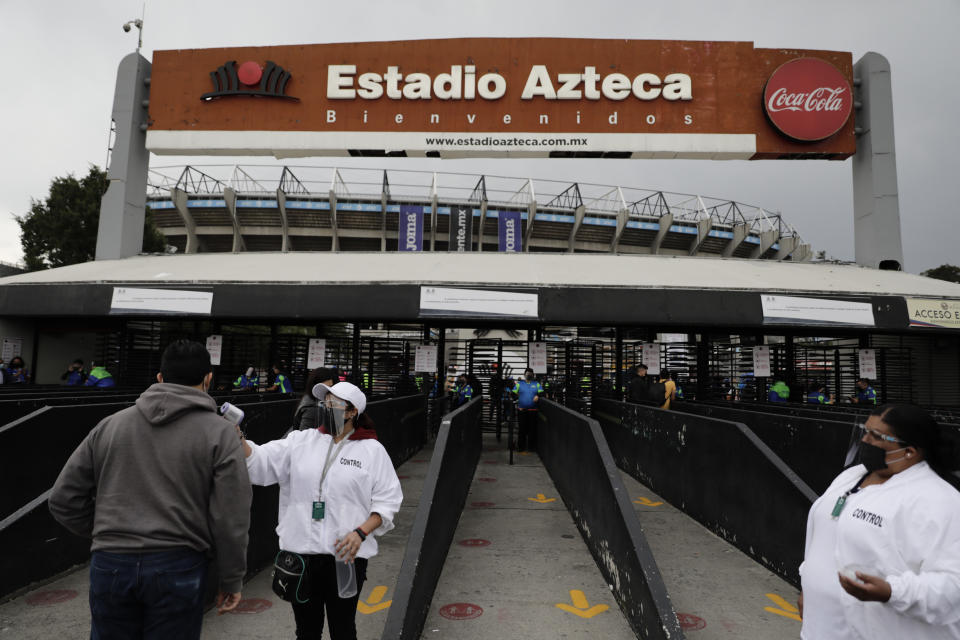 Controles sanitarios al ingreso del Estadio Azteca de la Ciudad de México para el partido Cruz Azul-Toluca, en la vuelta de los cuartos de final de la Liga MX, el sábado 15 de mayo de 2021 (AP Foto/Eduardo Verdugo)