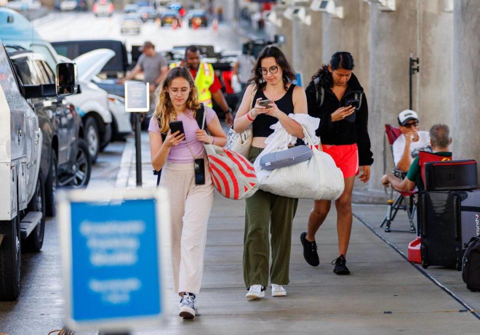 Viajeros caminan por el exterior de la Terminal 2 del Aeropuerto Internacional de Fort Lauderdale-Hollywood a la espera de que se reanuden los vuelos, el jueves 13 de abril de 2023, después de que la lluvia incesante y las condiciones del viento obligaran al aeropuerto, el segundo más grande de la región, a suspender los vuelos de llegada y salida el miércoles.