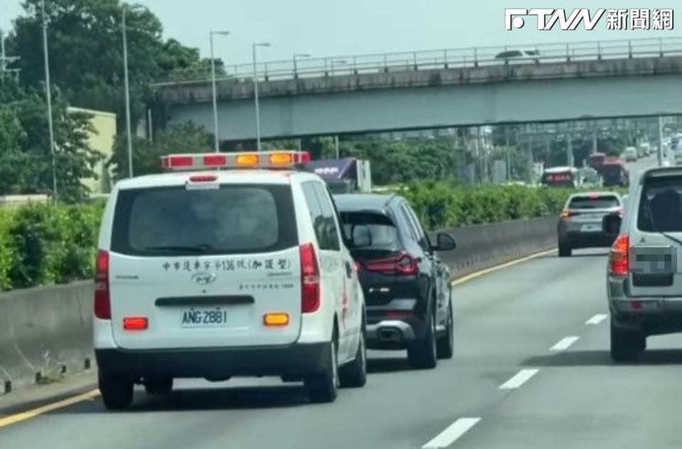 救護車28日行駛在國道一號南下大雅路段時，前方一輛黑色BMW休旅車，卻無視後方救護車緊貼亮燈，直到鳴笛才讓道。（圖／翻攝爆料公社）