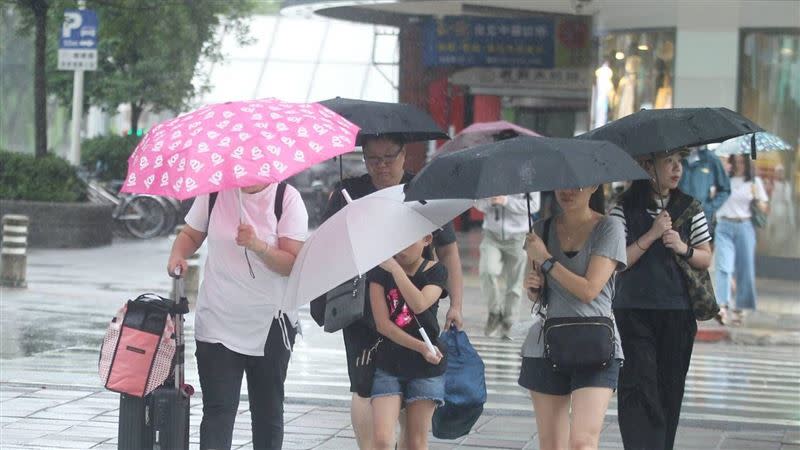 週六起全台變天，各地恐會出現大雨。（示意圖／記者邱榮吉攝）