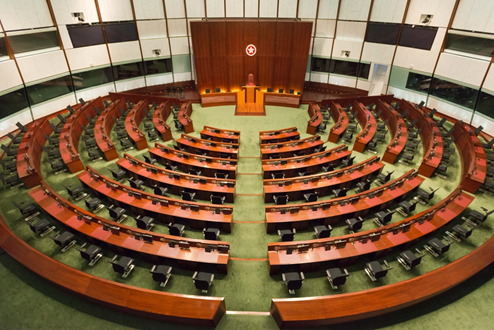 香港立法會確定延任一年，現任的立法會民主派議員應該「留任」還是「總辭」，泛民主派內部未有共識。圖為香港立法會（示意圖）。   圖：翻攝自香港特別行政區立法會官網