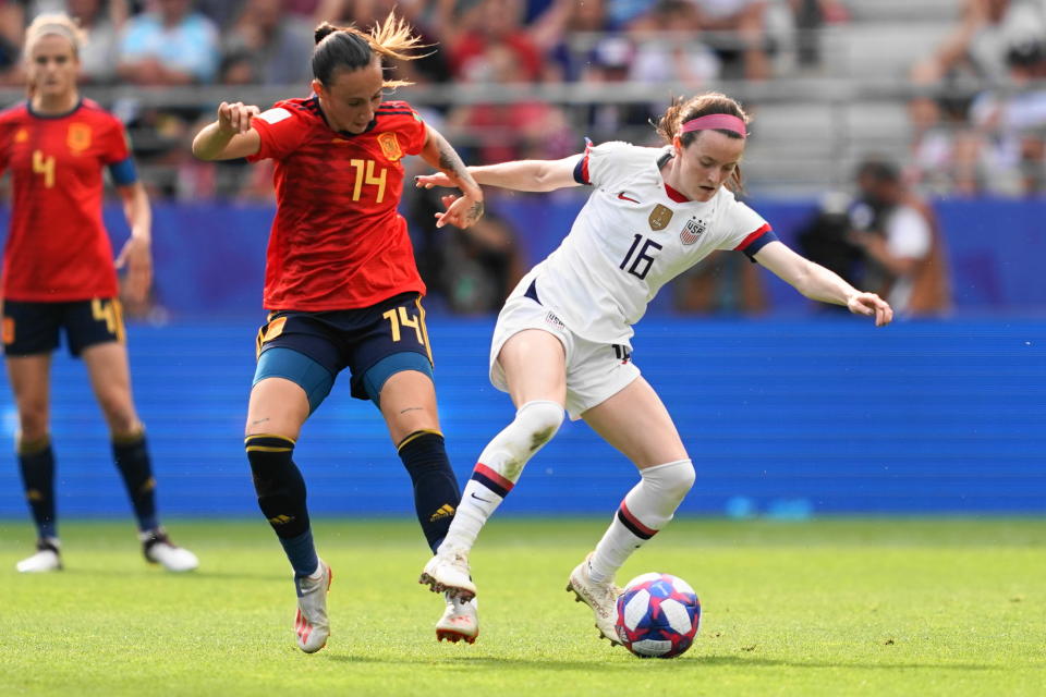 Virginia Torrecilla of Spain defending against Rose Lavelle of the USA during the 2019 FIFA Women's World Cup France Round Of 16 match between Spain and USA at Stade Auguste Delaune on June 24, 2019 in Reims, France. (Photo by Daniela Porcelli/Getty Images)