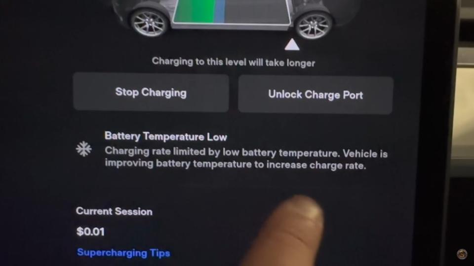 如果車輛的電池溫度過低將會沒辦法進行快充，這也是為什麼許多車輛都有電池溫度控制系統。(圖片來源/ 翻攝自YT@Out of Spec Reviews)