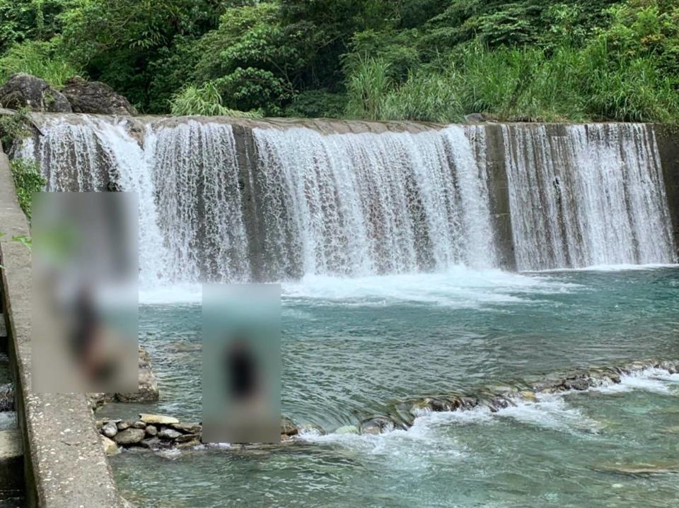 花蓮1名女子11日在秀林鄉水源地砂婆礑溪玩水，疑跳水時不慎滑倒跌落深潭中，撞到溪底石頭失去意識，在場民眾救起後施以CPR，警消獲報到場送往醫院急救恢復呼吸心跳。（圖／花蓮縣消防局提供）