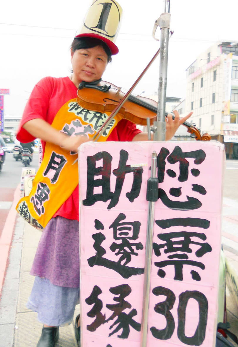 蔣月惠自參選民以來就在街頭拉小提琴募款，希望透過選票補助款幫身心障礙院生尋找財源支持。（圖／報系資料照） 