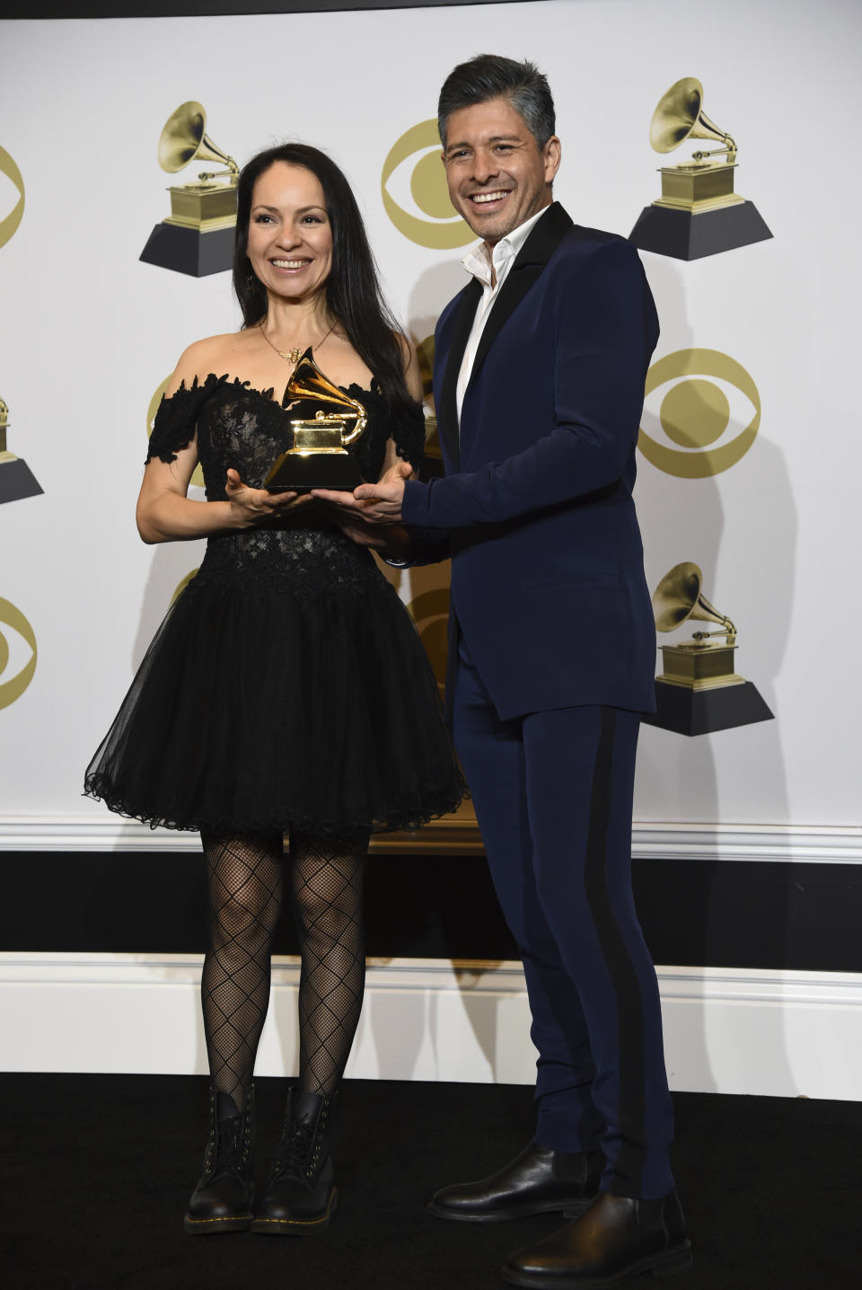 Los guitarristas mexicanos Gabriela Quintero y Rodrigo Sánchez, del dúo Rodrigo y Gabriela, posan tras ganar el Grammy al mejor álbum instrumental contemporáneo por "Mettavolution", el domingo 26 de enero del 2020 en Los Angeles. (AP Foto/Chris Pizzello)