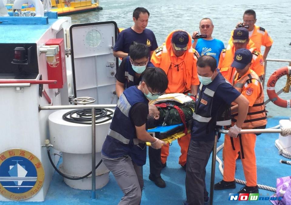 ▲墾丁林姓民眾與友人到龍盤公園海域釣魚，遭風狗浪捲入海中經海巡救上船後已無生命跡象，送醫不治。（圖／記者郭孟聰翻攝 , 2017.09.17）