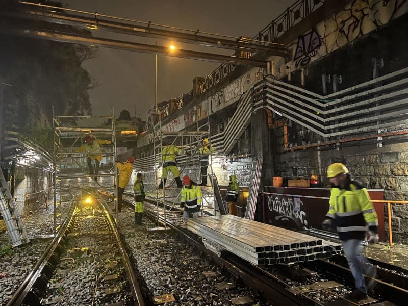 Emergency services carrying out protective measures on the U4 at Pilgramgasse. The men are building a flood protection wall on the tracks. WIENER LINIEN/APA/dpa