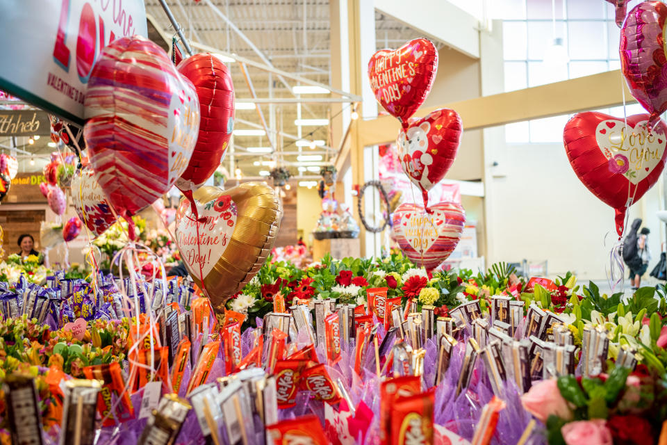 AUSTIN, TEXAS - 13. FEBRUAR: Valentinsdagsgaver udstilles til salg i en HEB-købmand den 13. februar 2023 i Austin, Texas. Data udgivet af National Retail Federation og Prosper Insights & Analytics tyder på, at Valentinsdag-udgifterne kan stige mod rekordhøjder i år på trods af inflation. (Foto af Brandon Bell/Getty Images)