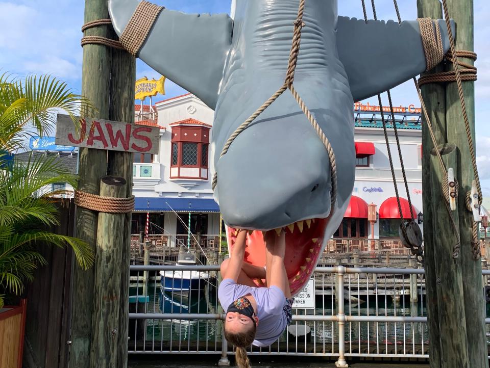 jenn posing with jaws decor at universal orlando