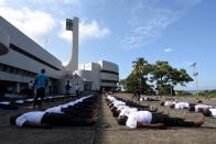 Soldados de Sierra Leona participan en un entrenamiento de yoga en una base militar en Freetown.