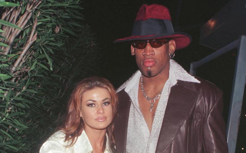 Nicht nur Madonna war ganz heiß auf den 2,01-Meter-Mann: Am 14. November heiratete Dennis Rodman in Las Vegas die Schauspielerin Carmen Electra. Neun Tage später ließ Rodman die Ehe annullieren. Er sei zum Zeitpunkt der Hochzeit "nicht bei Sinnen" gewesen. Insgesamt hat Rodman inzwischen drei Ehen hinter sich, aus denen drei Kinder hervorgingen. (Bild: Denny Keeler/Online USA/Getty Images)