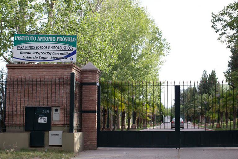 La puerta de entrada al Instituto Próvolo de Luján de Cuyo, Mendoza.