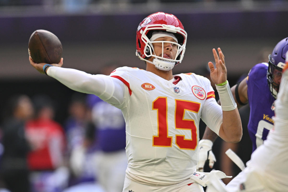 Patrick Mahomes joins the list of MLB draftees to play in a Super