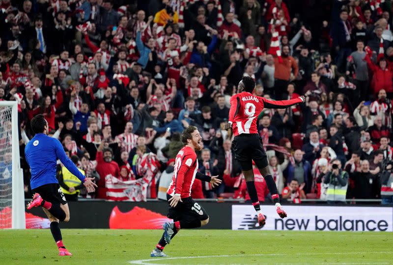 FOTO DE ARCHIVO: Fútbol - Copa del Rey - Athletic Bilbao vs FC Barcelona - San Mames, Bilbao, España - 6 de febrero de 2019. Inaki Williams del Athletic Bilbao celebra con sus compañeros de equipo después del partido