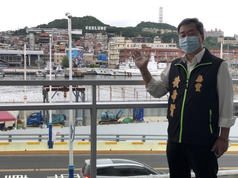 地標看板「KEELUNG」恰逢落雷擊壞，無黨籍基隆市長參選人黃希賢表示，市府美化有餘，但安全性不足，與其冠冕堂皇辦展，不如將「與雷雨共存」及耐震的安全設施做到位。