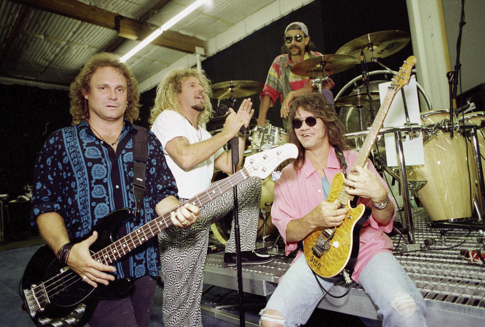 La banda Van Halen en Los Angeles el 17 de enero de 1993. De izquierda a derecha: el bajista Michael Anthony, el cantante Sammy Hagar, el baterista Alex Van Halen y el guitarrista Eddie Van Halen. Eddie Van Halen, quien padeció cáncer oral, murió el martes 6 de octubre de 2020. Tenía 65 años. (AP Foto/Kevork Djansezian, Archivo)