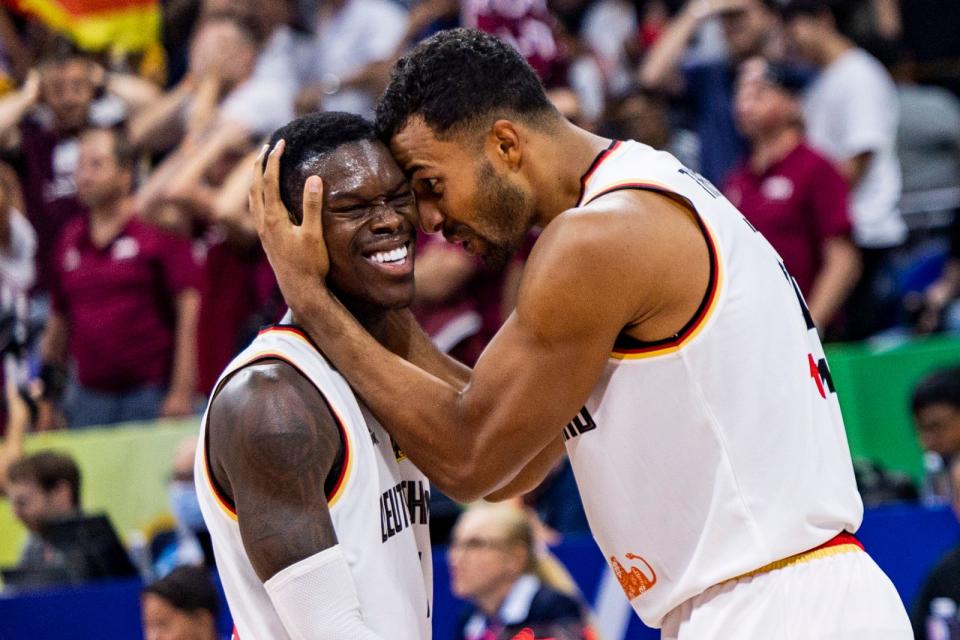 Das Viertelfinale am Mittwoch gegen Lettland war ein echter Basketball-Krimi. Am Ende durften die Deutschen (im Bild: Dennis Schröder, links und Johannes Thiemann) jubeln. (Bild: Ezra Acayan / Getty Images)