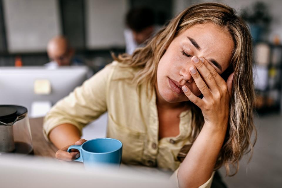 Die "dritte Schicht" bezieht sich auf die mentale Belastung, die Frauen und nicht-binäre Menschen im Zusammenhang mit der Planung ihres Haushalts auf sich nehmen. - Copyright: Mixetto/Getty Images