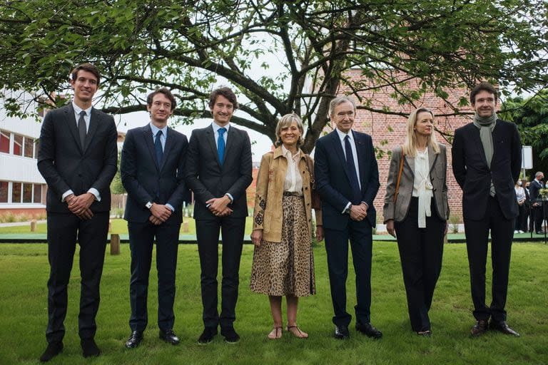 Bernard Arnault y su esposa Hélène Mercier-Arnault (centro), junto a Alexandre, Frédéric, Jean, Delphine y Antoine Arnault