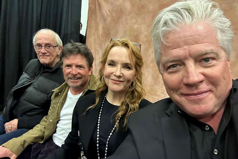 Lea Thompson, Lorraine en Volver al futuro, compartió una foto del reencuentro del elenco donde se la ve con Christopher Floyd, Michael Fox y Thomas Wilson