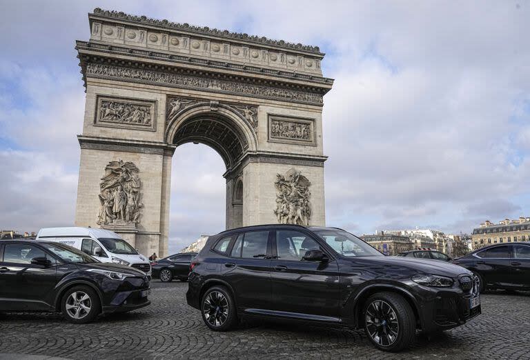 Los residentes de París votan si expulsan a las camionetas de las calles de la capital francesa
(AP Photo/Michel Euler, File)