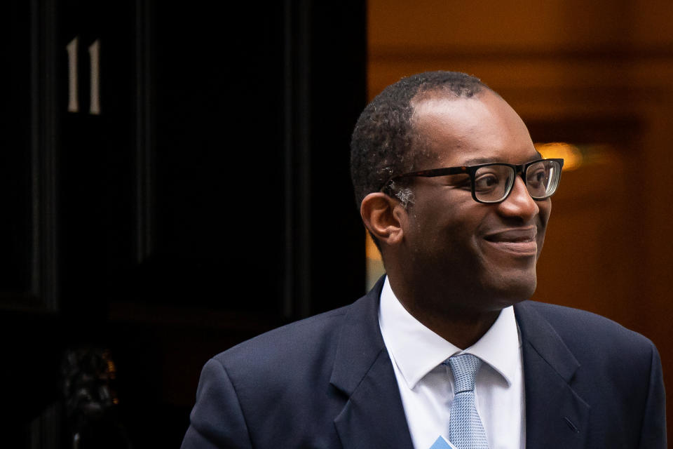 El ministro de Hacienda, Kwasi Kwarteng, sale del número 11 de Downing Street para dirigirse al Departamento del Tesoro para entregar su minipresupuesto.  Imagen fecha: viernes 23 de septiembre de 2022.