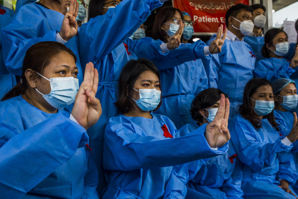 Médicos en un hospital de Yangon, Birmania, protestan días después del golpe militar del mes pasado. (The New York Times) 