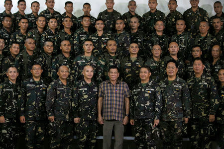 Philippine President Rodrigo Duterte poses with soldiers during a visit at Capinpin military camp in Tanay, Rizal in the Philippines August 24, 2016. REUTERS/Erik De Castro