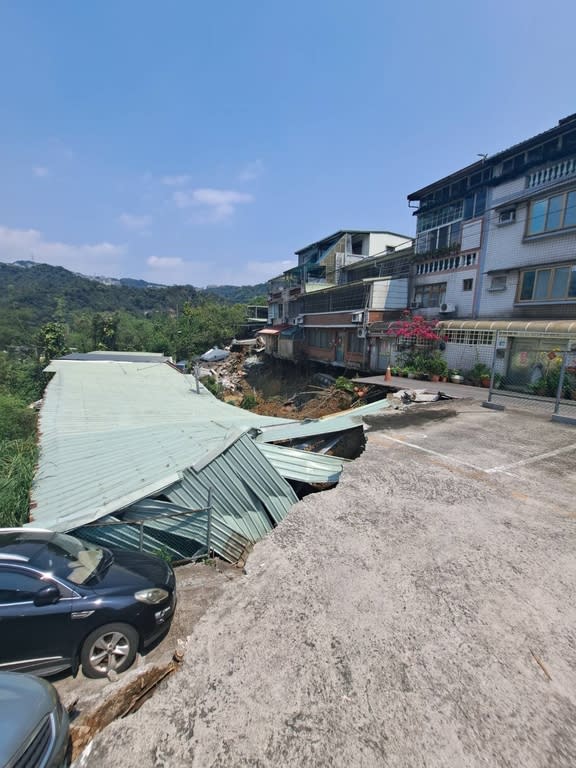 《圖說》新店安泰路6O巷9O弄住宅門前，地震造成邊坡坍塌地基掏空二。〈工務局提供〉