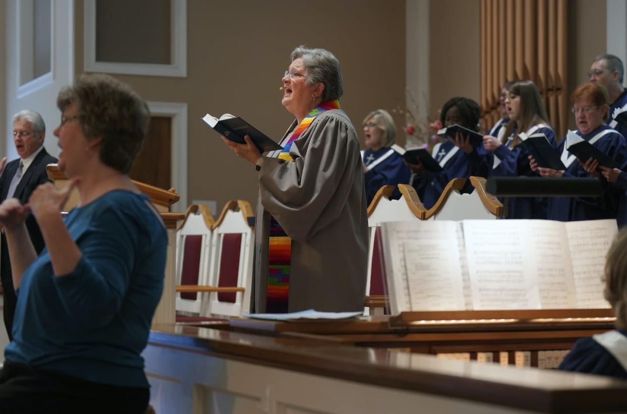 SBC pastor Rev. Linda Barnes Popham with the choir at Fern Creek Baptist Church in May 21, 2023, in Louisville, Kentucky. <a href="https://newsroom.ap.org/detail/2872abf866a54a18b56c3f0d36d2af2c?ext=true" rel="nofollow noopener" target="_blank" data-ylk="slk:AP Photo/Jessie Wardarski;elm:context_link;itc:0;sec:content-canvas" class="link ">AP Photo/Jessie Wardarski</a>