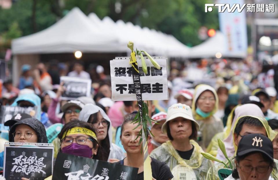 24日晚間有10萬人到立法院周邊集會抗議。（圖／記者盧逸峰攝）