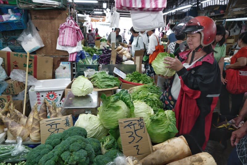 台北市場處表示，今日蔬菜每公斤下跌5.2元，水果則下跌1.9元。   圖：張良一/攝