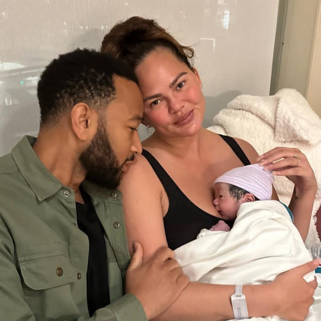 Chrissy Teigen y John Legend con su bebé Wren credit:Bang Showbiz