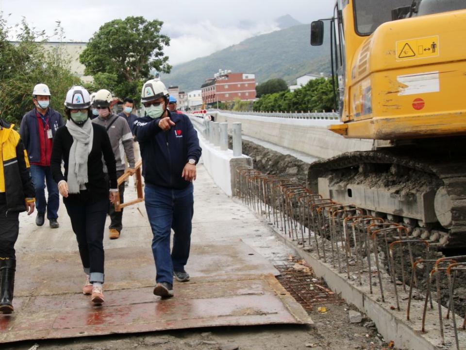 縣長饒慶鈴視察豐田排水改善及卑南右岸三號堤防水防道路，預定農曆年前完成。（記者鄭錦晴攝）