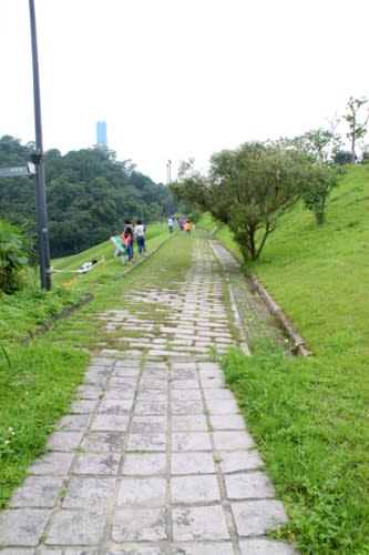 【台北文山區】福德坑環保復育公園─滑草、放風箏、騎單車！