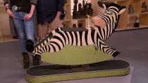 Und ein Schaukel-Zebra aus den 1950er-Jahren brachte 300 Euro, obwohl der Experte glatt das doppelte geschätzt hatte. (Bild: ZDF)