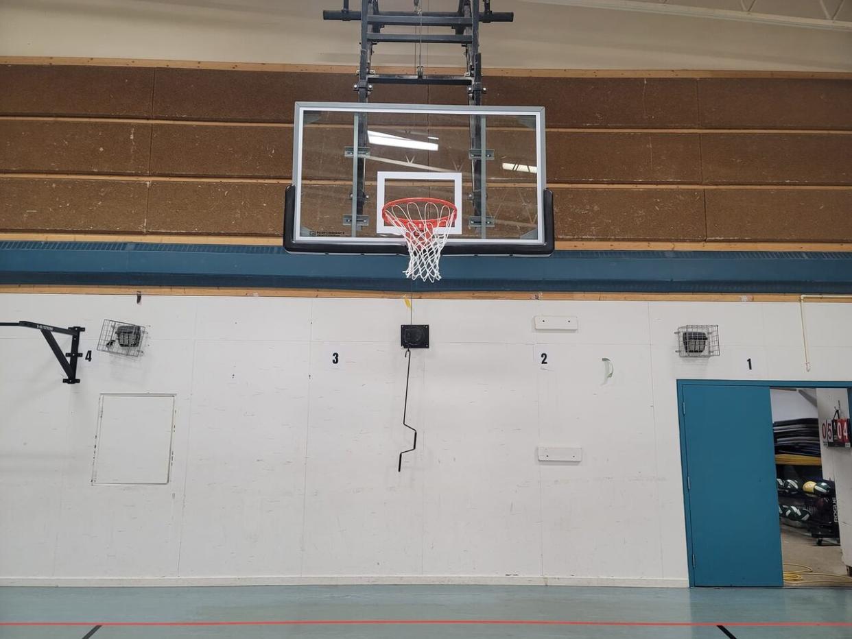 A new net at the Mezi Community School in Whatì, N.W.T., that was installed thanks to local RCMP Cpl. Wesley Alexander Neal. The officer helped raise the money for 2 new nets at the school, after one of the old ones broke.  (Wesley Alexander Neal - image credit)