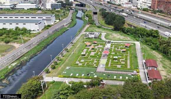 南市水利局於仁德滯洪池北池及塗庫仔排水左右岸進行景觀亮點營造，營造大型戶外親水教室，朝多功能使用規劃。（記者李嘉祥攝）