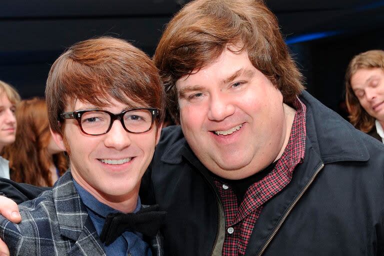 El actor Drake Bell junto al productor estrella de Nickelodeon Dan Schneider, a quien el documental señala como responsable del ambiente tóxico que en un momento se vivía dentro de la señal infantil 