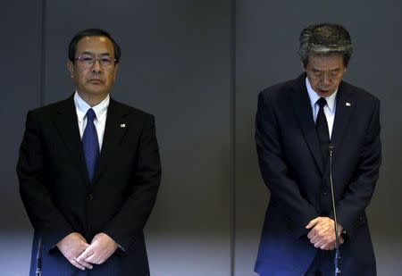 Toshiba Corp President and Chief Executive Officer Hisao Tanaka (R) and Chairman of the Board Masashi Muromachi attend a news conference at the company headquarters in Tokyo July 21, 2015. REUTERS/Toru Hanai