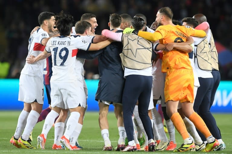 Los jugadores del PSG celebran el pase a semifinales de Champions tras ganar 4-2 al Barcelona en la vuelta de Cuartos en el estdio Olímpico el 16 de abril de 2024. (Josep LAGO)