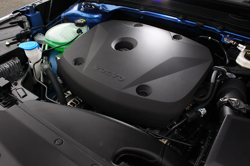 2.0升直列四缸渦輪增壓的T4動力，可發揮190hp與30.6kg-m的最大輸出。