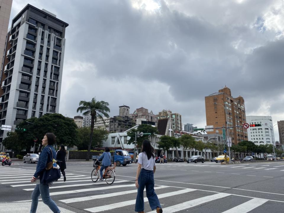 今（18）日鋒面通過，隨後東北季風增強，加上海鷗颱風持續供應水氣，大氣環境不穩定，北部、東半部地區及恆春半島有斷斷續續的降雨   圖：閻芝霖/攝