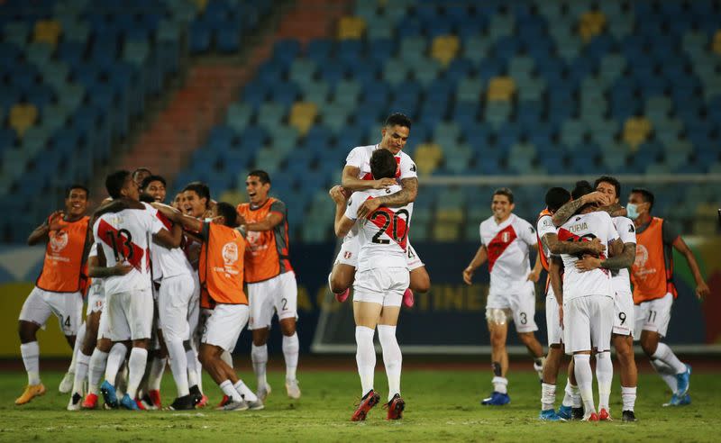 Jugadores de Perú celebran tras ganar la tanda de penales ante Paraguay